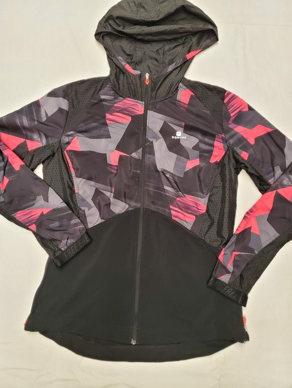 Domyos Free Energy Women's Hooded Running Jacket Pink Black Geometric Print